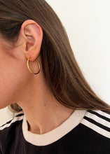 Load image into Gallery viewer, Sid 30mm Hoop Gold