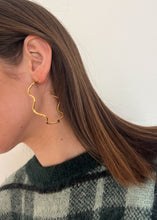 Load image into Gallery viewer, Ivy Wavy Hoop