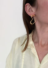 Load image into Gallery viewer, Ada Abstract Earring Gold
