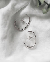 Load image into Gallery viewer, Kai Bar Hoop Earring Silver
