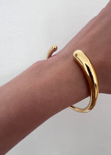 Load image into Gallery viewer, Rya Bangle Gold
