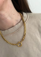 Load image into Gallery viewer, Rey Clasp Necklace Gold
