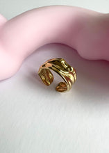 Load image into Gallery viewer, Jaq Textured Ring Gold
