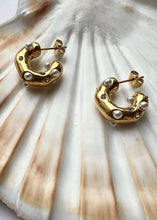 Load image into Gallery viewer, Noa Chunky Pearl &amp; CZ Hoop Gold
