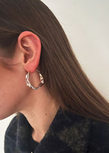 Load image into Gallery viewer, Luca Hoop Silver
