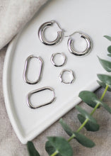 Load image into Gallery viewer, Fig Wave Hoop Silver
