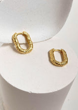 Load image into Gallery viewer, Row Textured Rectangle Hoops Gold
