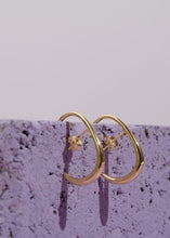 Load image into Gallery viewer, Kai Bar Hoop Earring Gold
