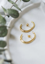 Load image into Gallery viewer, Kai Bar Hoop Earring Gold
